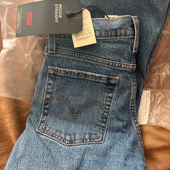 BNWT Women’s Levi’s Wedgie Straight Fit Jeans 25w - Picture 1 of 2
